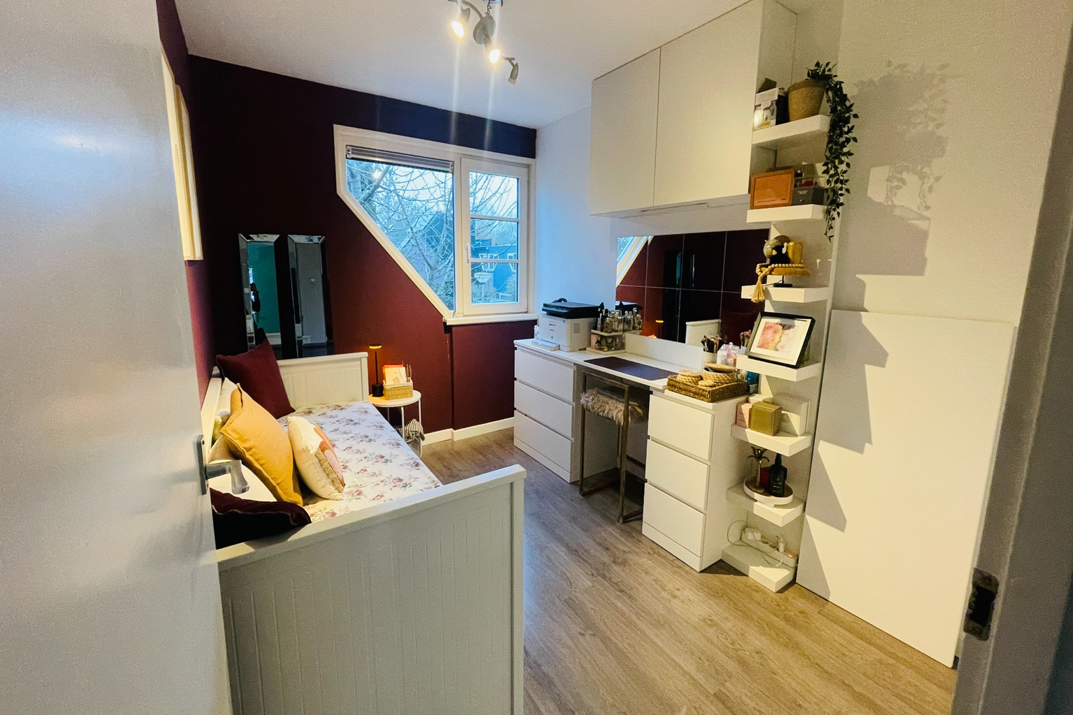 bedroom2_resized_1536x1024