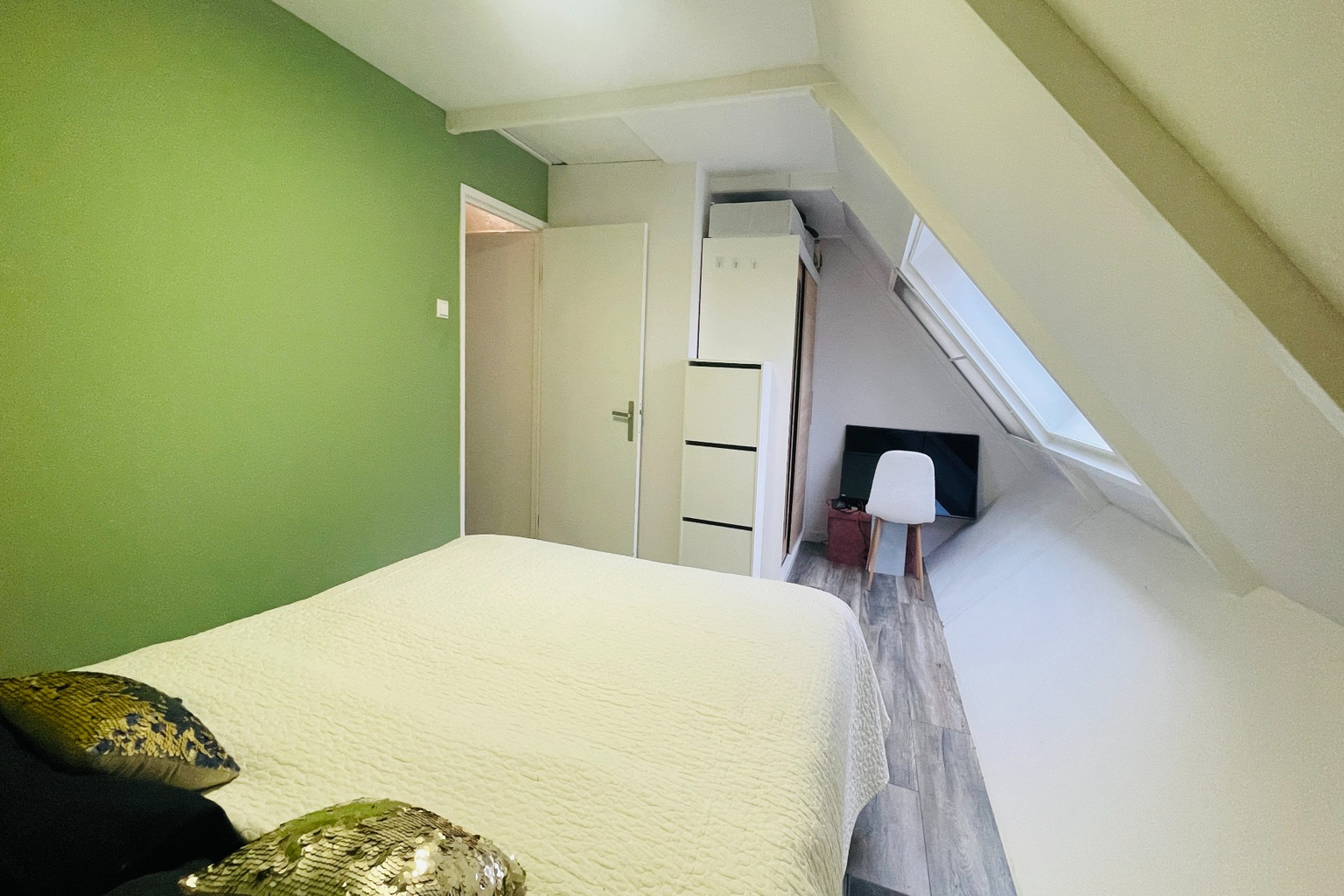 bedroom_green_resized_1536x1024