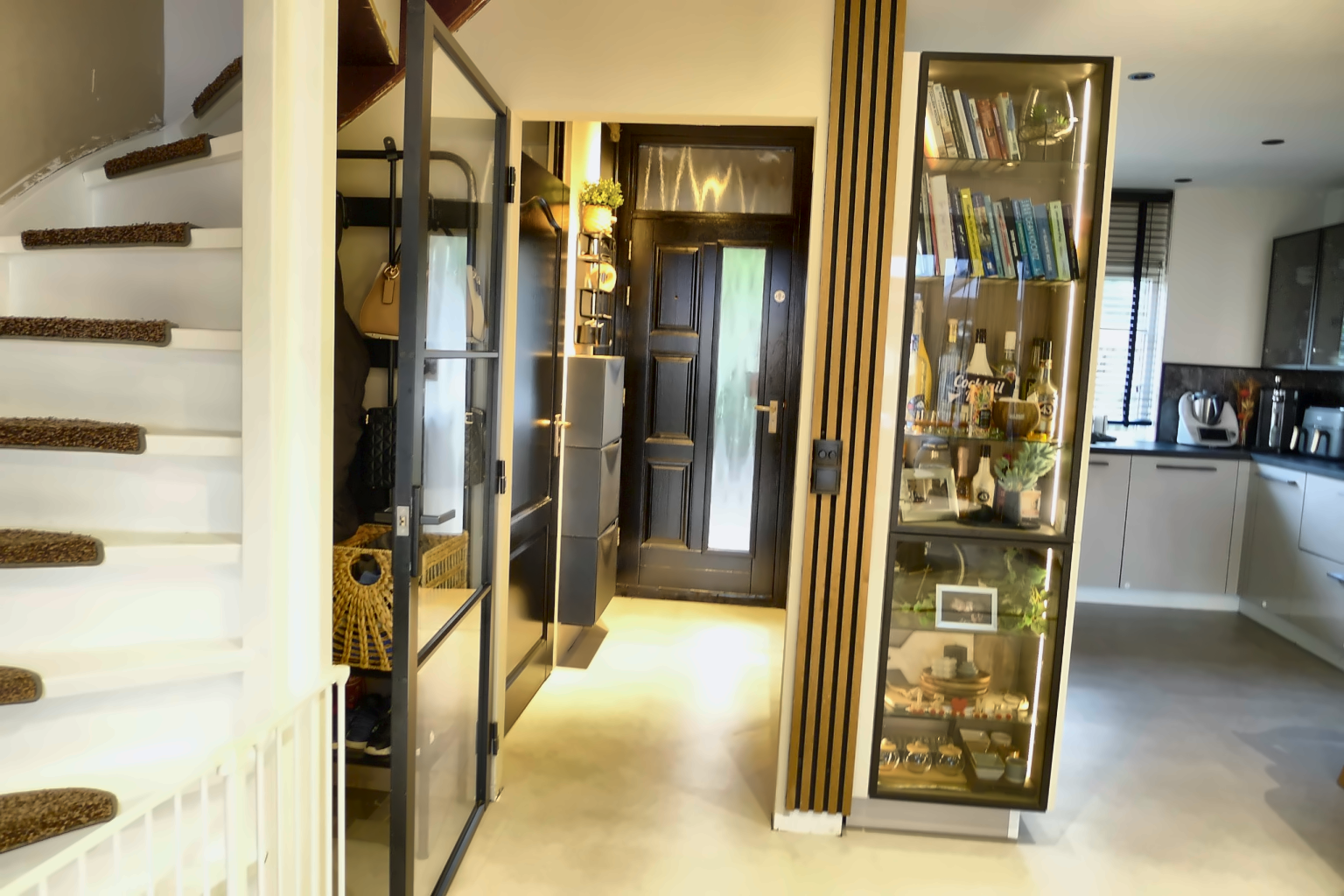 entrance2_enhanced_1536x1024