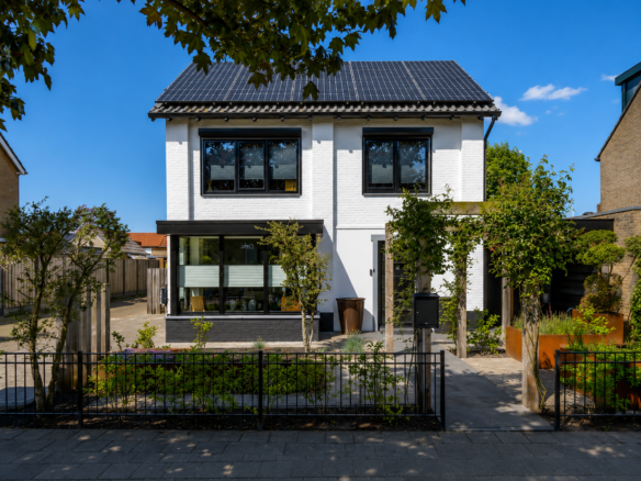 detached home for sale in Dinteloord