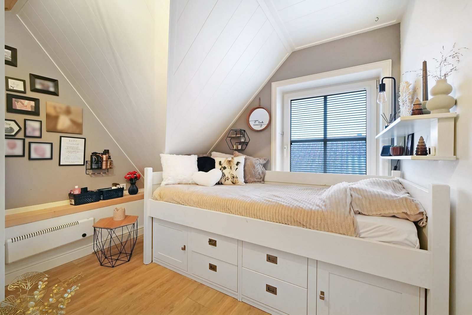 Move-In Ready Detached Home for Sale in Westkapelle, 8 Bedrooms, Garage and Energy Label A
