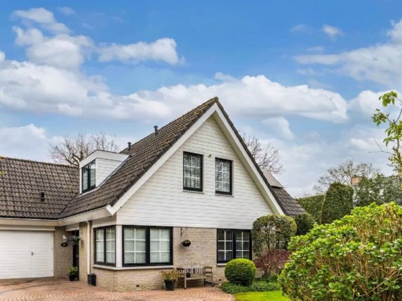 Luxe vrijstaande villa te koop in Huizen, wonen aan bos en hei met kantoorruimte aan huis