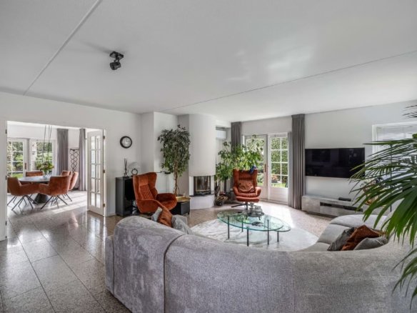 Luxe vrijstaande villa te koop in Huizen, wonen aan bos en hei met kantoorruimte aan huis