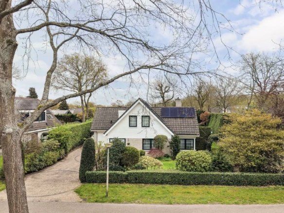 Luxe vrijstaande villa te koop in Huizen, wonen aan bos en hei met kantoorruimte aan huis