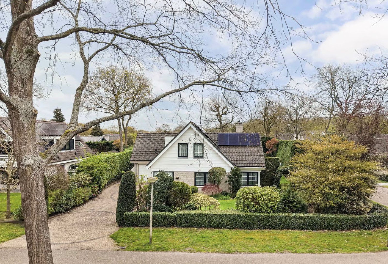 PHOTO-2026-06-04-19-36-07 Luxe vrijstaande villa te koop in Huizen, wonen aan bos en hei met kantoorruimte aan huis