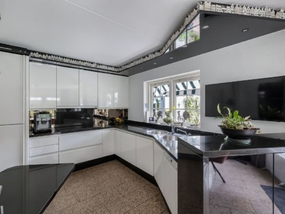 Luxe vrijstaande villa te koop in Huizen, wonen aan bos en hei met kantoorruimte aan huis