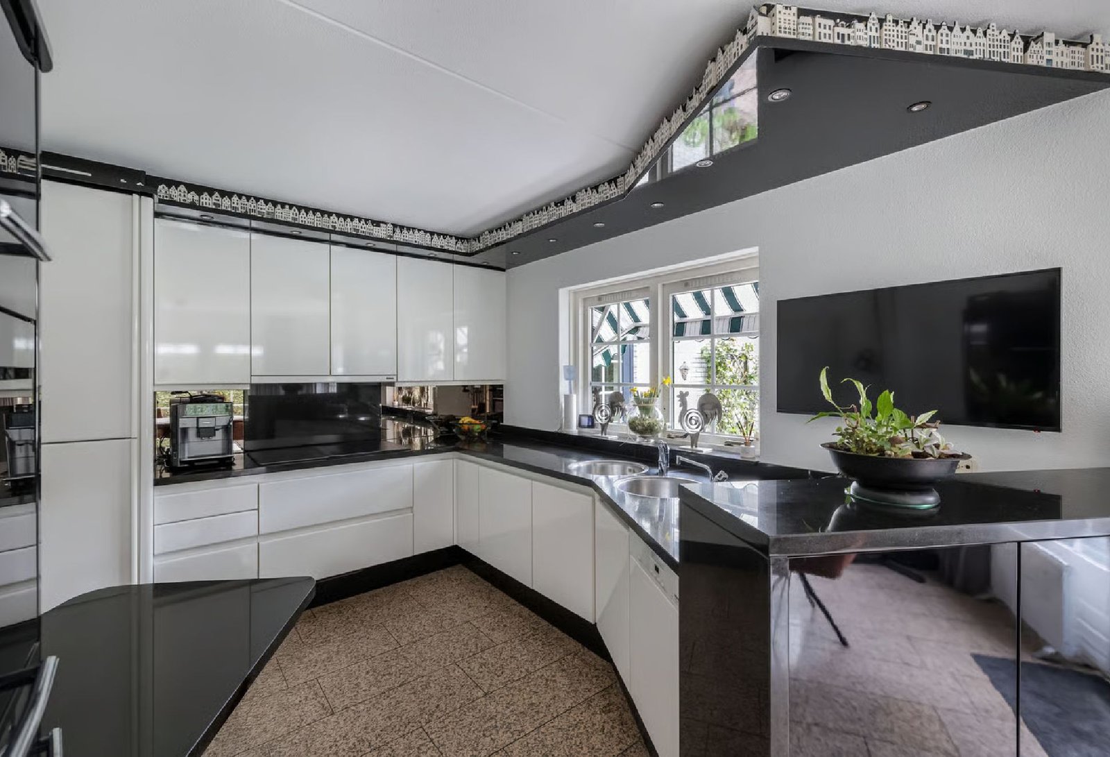 PHOTO-2026-06-04-19-38-44 2 Luxe vrijstaande villa te koop in Huizen, wonen aan bos en hei met kantoorruimte aan huis