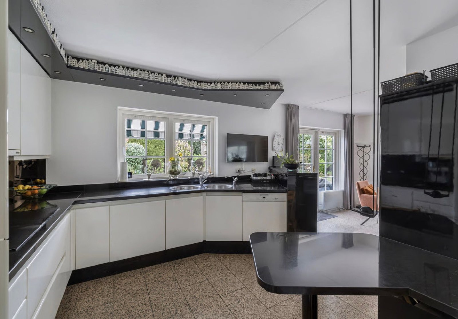 PHOTO-2026-06-04-19-38-44 3 Luxe vrijstaande villa te koop in Huizen, wonen aan bos en hei met kantoorruimte aan huis