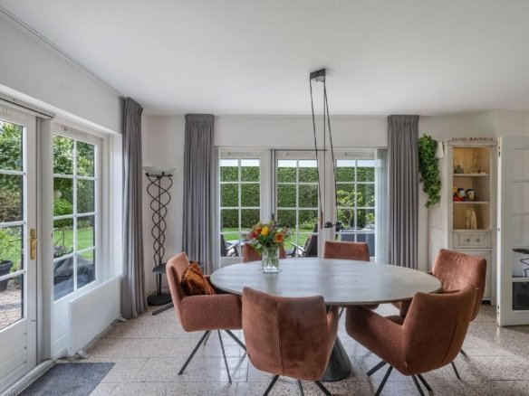 Luxe vrijstaande villa te koop in Huizen, wonen aan bos en hei met kantoorruimte aan huis