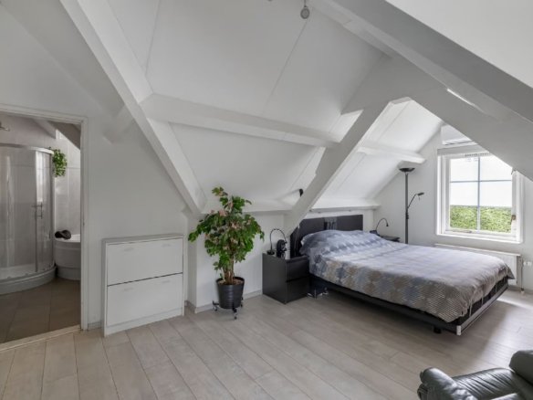 Luxe vrijstaande villa te koop in Huizen, wonen aan bos en hei met kantoorruimte aan huis