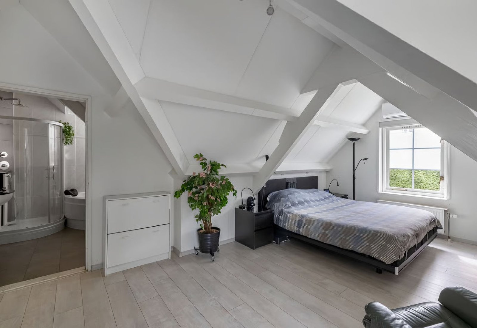 PHOTO-2026-06-04-19-39-19 4 Luxe vrijstaande villa te koop in Huizen, wonen aan bos en hei met kantoorruimte aan huis