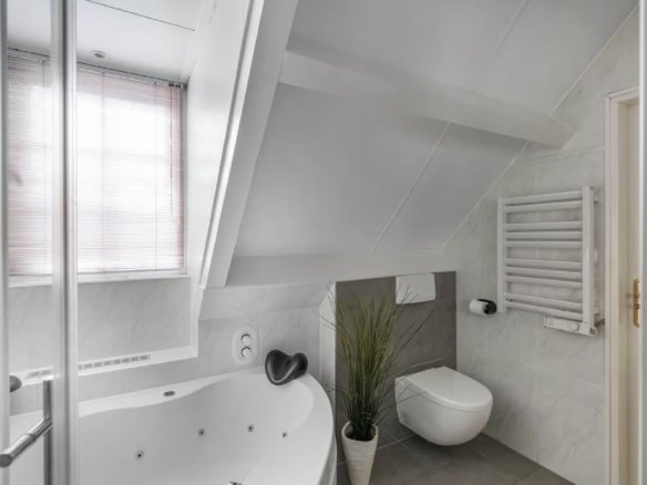 Luxe vrijstaande villa te koop in Huizen, wonen aan bos en hei met kantoorruimte aan huis