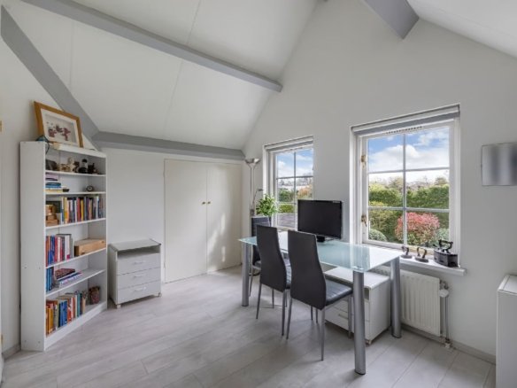 Luxe vrijstaande villa te koop in Huizen, wonen aan bos en hei met kantoorruimte aan huis