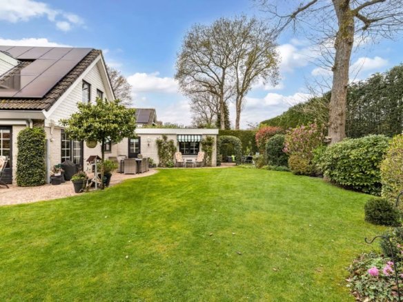 Luxe vrijstaande villa te koop in Huizen, wonen aan bos en hei met kantoorruimte aan huis