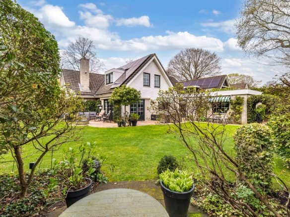 Luxe vrijstaande villa te koop in Huizen, wonen aan bos en hei met kantoorruimte aan huis