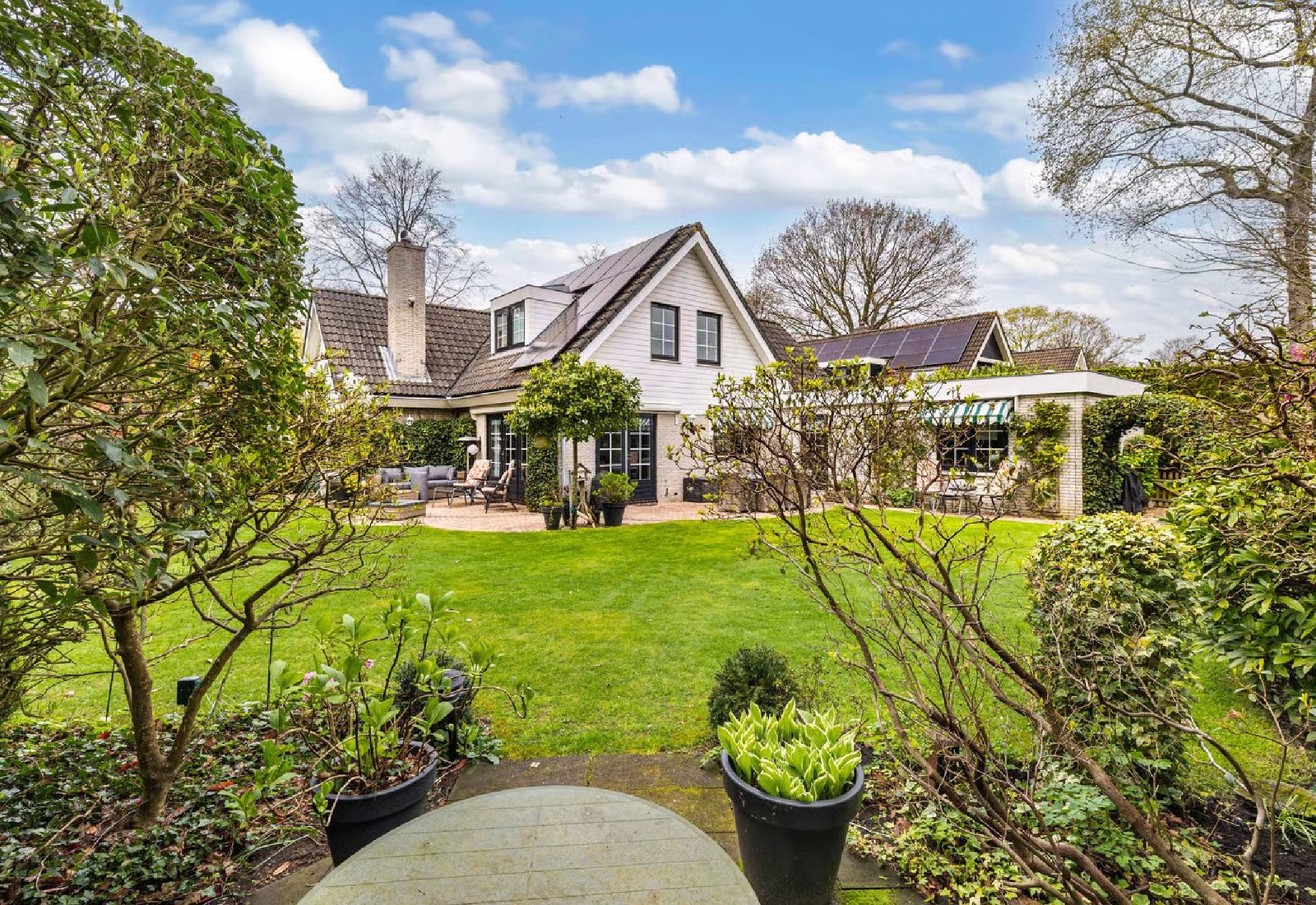 PHOTO-2026-06-04-19-40-41 Luxe vrijstaande villa te koop in Huizen, wonen aan bos en hei met kantoorruimte aan huis