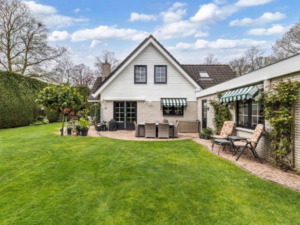 Luxe vrijstaande villa te koop in Huizen, wonen aan bos en hei met kantoorruimte aan huis
