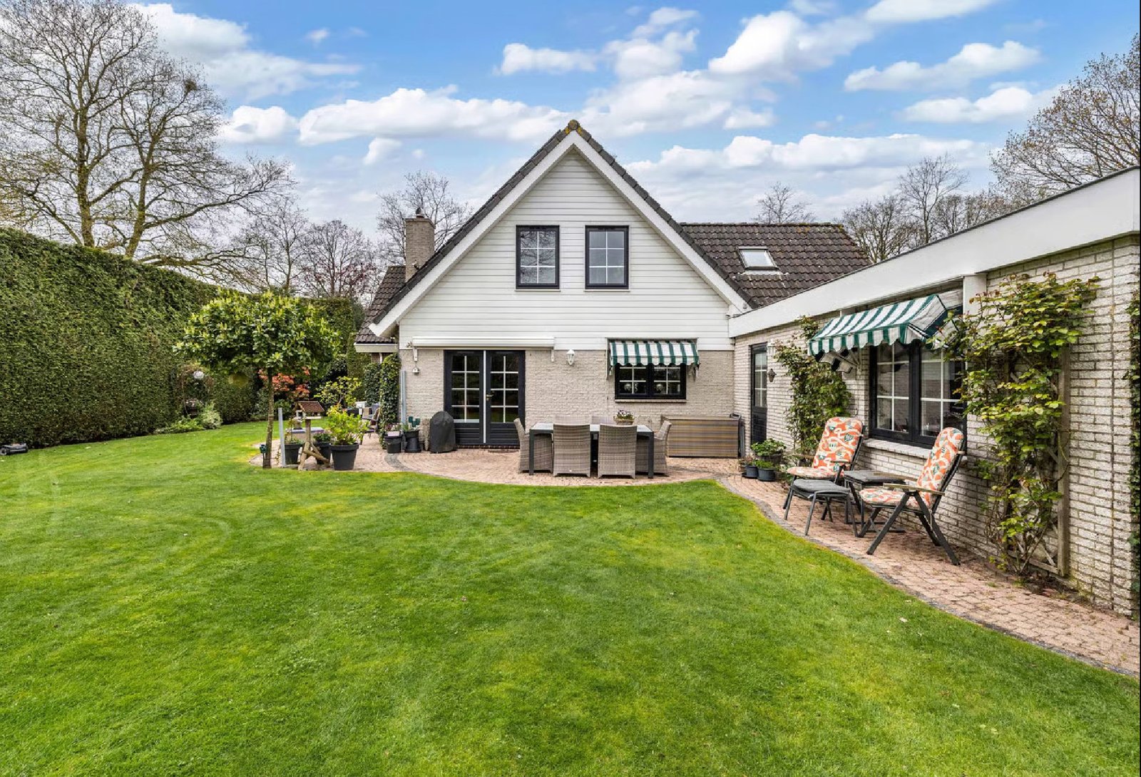 PHOTO-2026-06-04-19-40-43 2 Luxe vrijstaande villa te koop in Huizen, wonen aan bos en hei met kantoorruimte aan huis