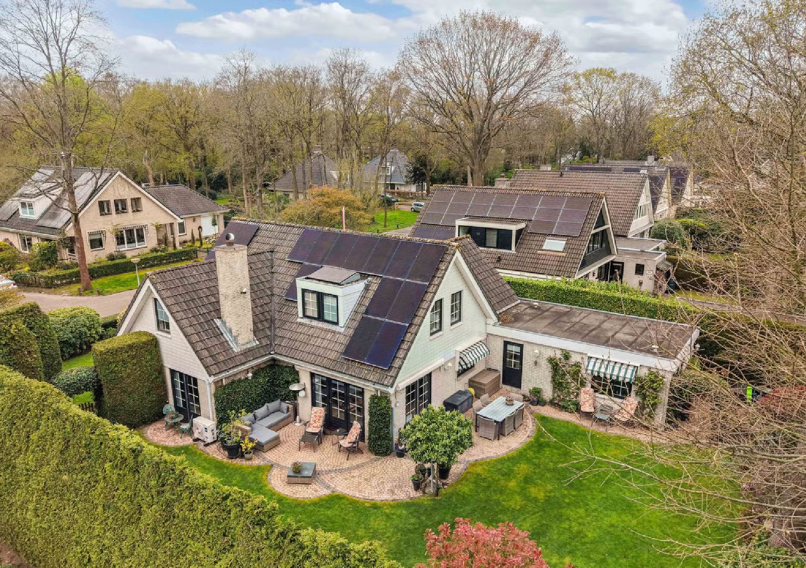 PHOTO-2026-06-04-19-40-43 3 Luxe vrijstaande villa te koop in Huizen, wonen aan bos en hei met kantoorruimte aan huis