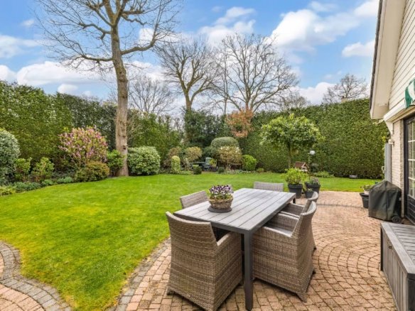Luxe vrijstaande villa te koop in Huizen, wonen aan bos en hei met kantoorruimte aan huis