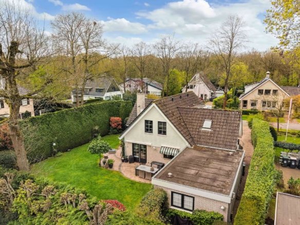 Luxe vrijstaande villa te koop in Huizen, wonen aan bos en hei met kantoorruimte aan huis