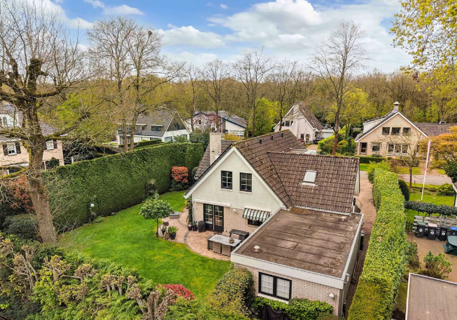 PHOTO-2026-06-04-19-40-44 2 Luxe vrijstaande villa te koop in Huizen, wonen aan bos en hei met kantoorruimte aan huis
