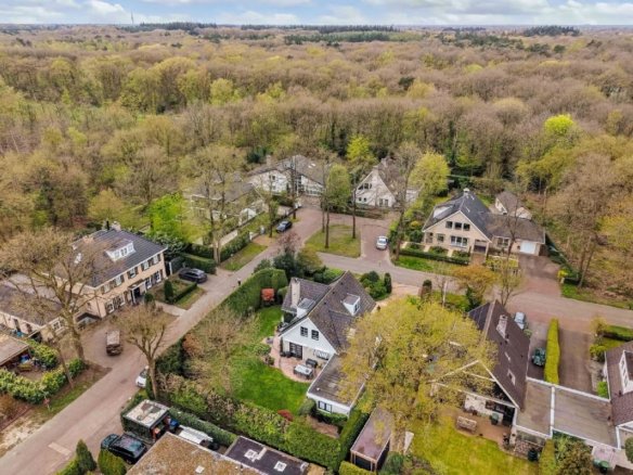 Luxe vrijstaande villa te koop in Huizen, wonen aan bos en hei met kantoorruimte aan huis