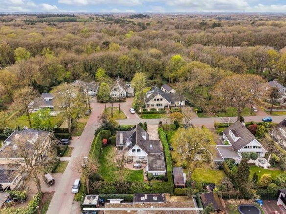 Luxe vrijstaande villa te koop in Huizen, wonen aan bos en hei met kantoorruimte aan huis