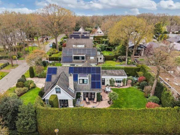 Luxe vrijstaande villa te koop in Huizen, wonen aan bos en hei met kantoorruimte aan huis