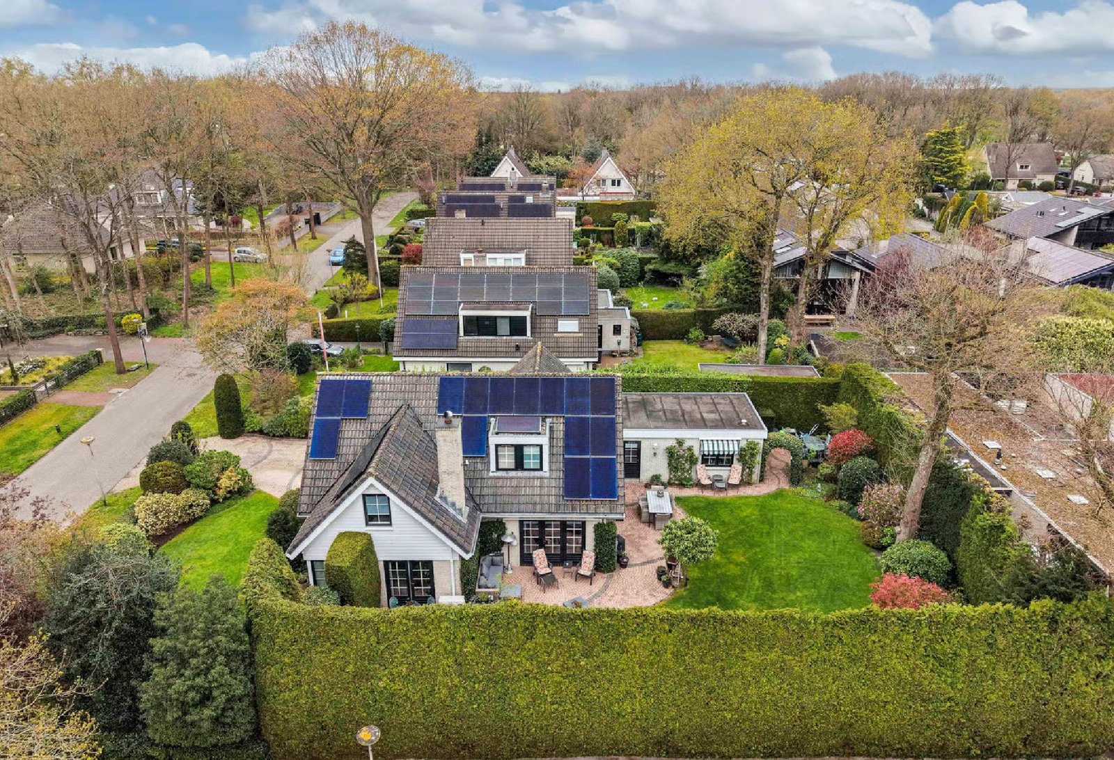 PHOTO-2026-06-04-19-40-44 Luxe vrijstaande villa te koop in Huizen, wonen aan bos en hei met kantoorruimte aan huis