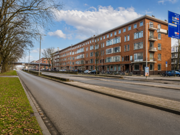Spacious 2-Bedroom Ground Floor Apartment with Garden in Rotterdam