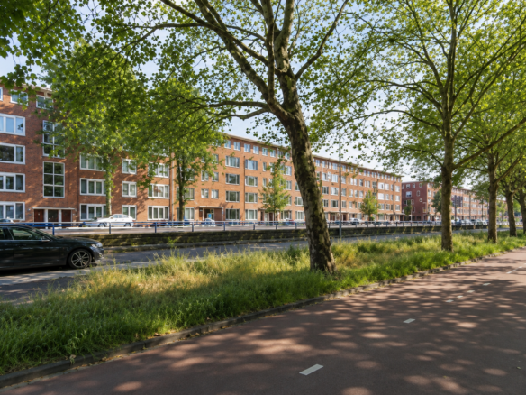 Spacious 2-Bedroom Ground Floor Apartment with Garden in Rotterdam