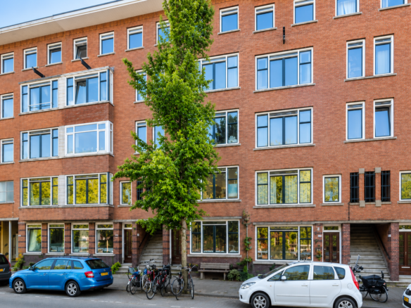 Spacious 2-Bedroom Ground Floor Apartment with Garden in Rotterdam