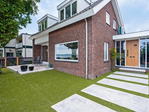 Woning aan de Leimuiderdijk te Rijsenhout