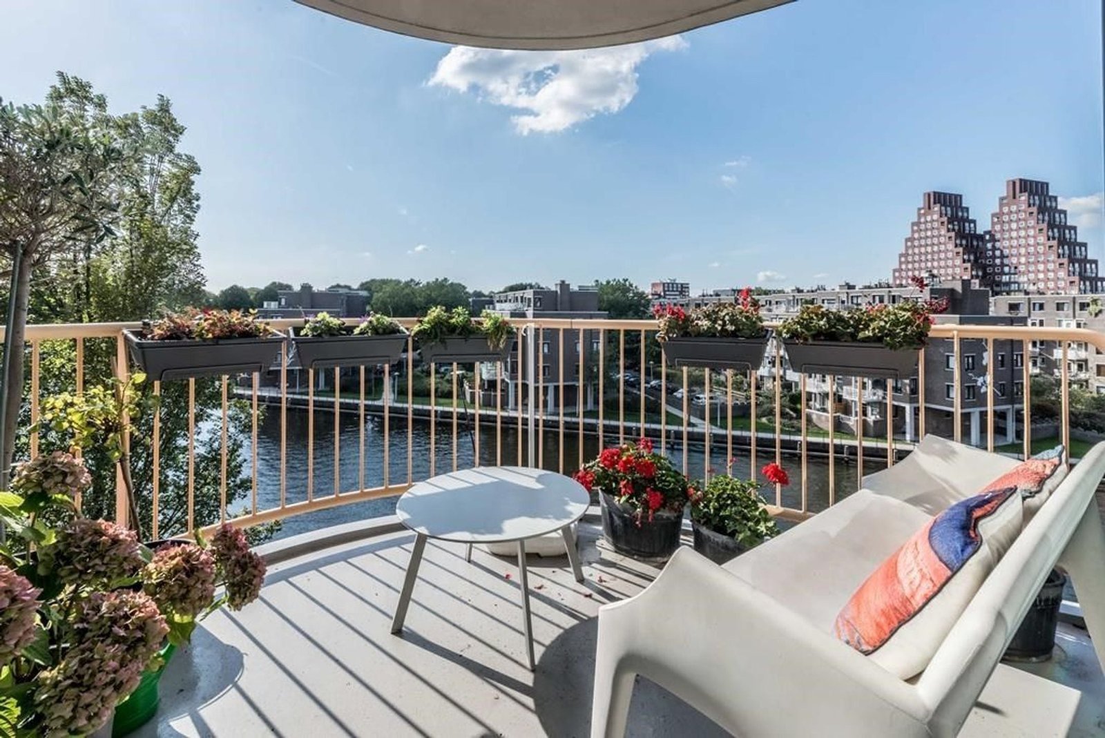 Woning aan de Van Reigersbergenstraat te Amsterdam