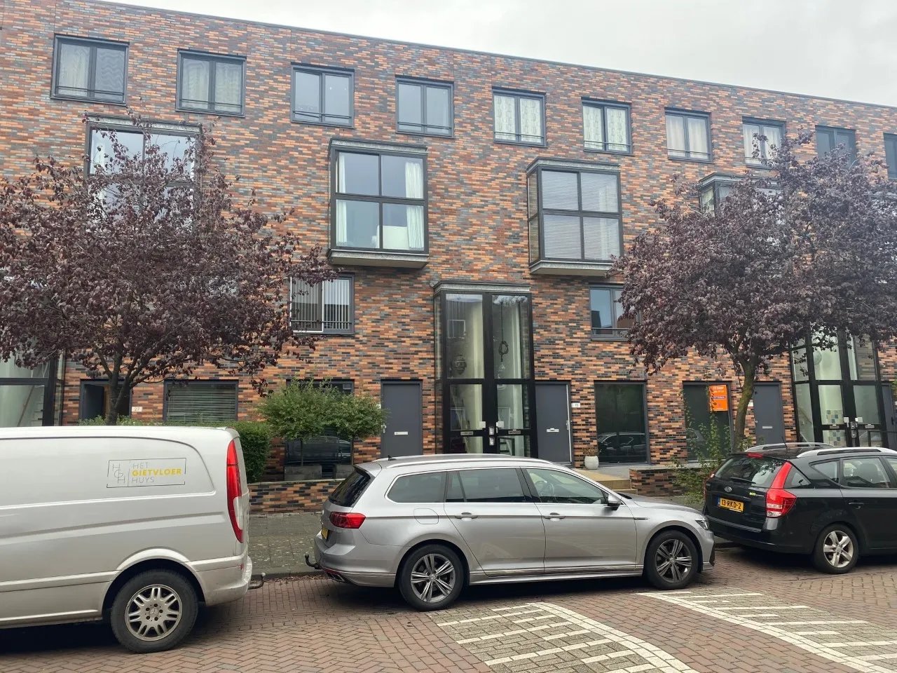 1eaa664b-4c23-43c1-9999-861a1a6c4474 Woning aan de J.H. van den Broekstraat te Rotterdam