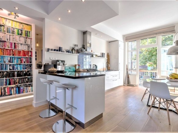 Woning aan de Steve Bikoplein te Amsterdam