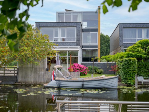 Woning aan de Hofvliet te Voorschoten