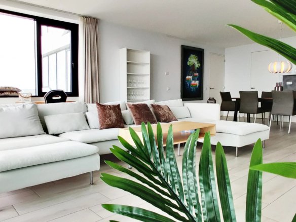 Woning aan de Anna van Buerenplein te Den Haag