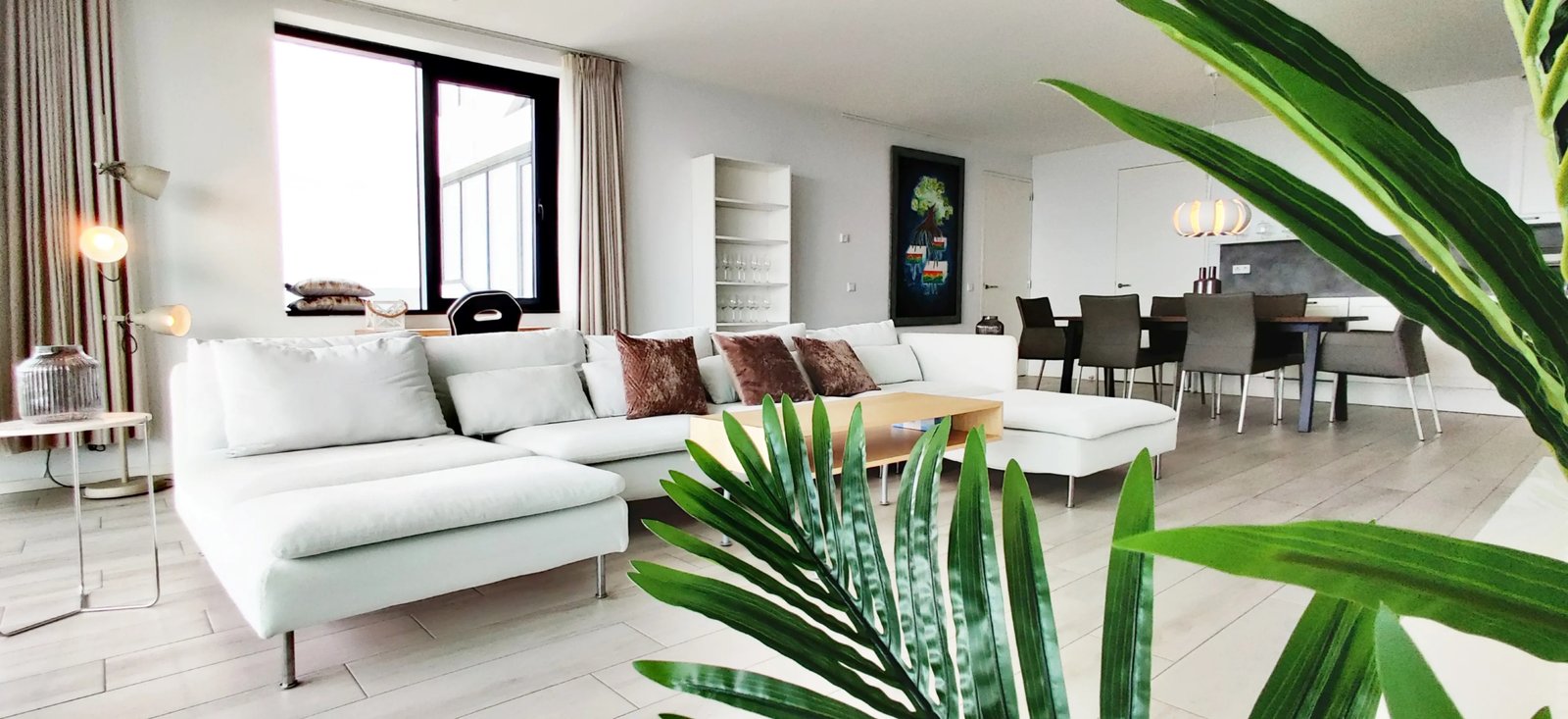Woning aan de Anna van Buerenplein te Den Haag