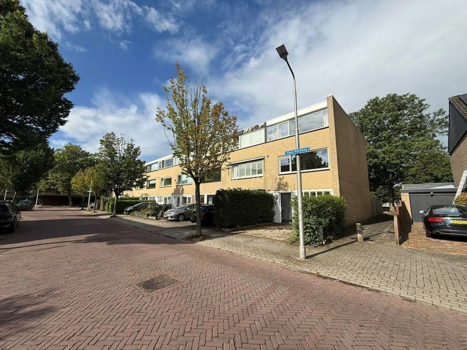 ac8ff22d-f645-4f99-9af3-43fcd09f532a Woning aan de Alpen Rondweg te Amstelveen