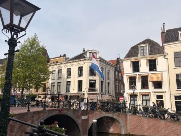 Woning aan de Kloksteeg te Leiden