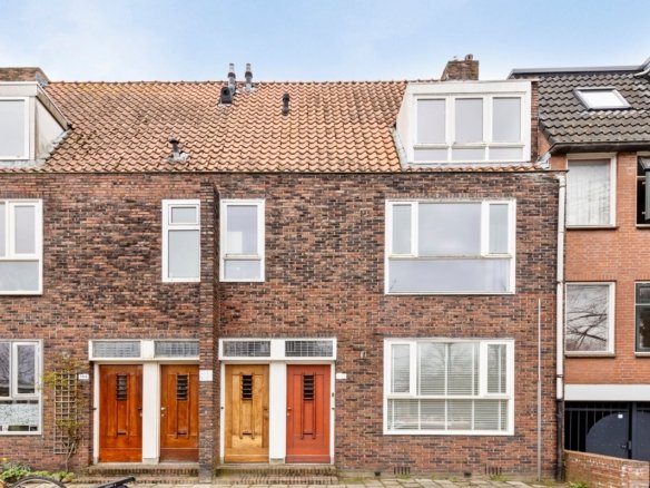 Woning aan de Winschoterdiep te Groningen
