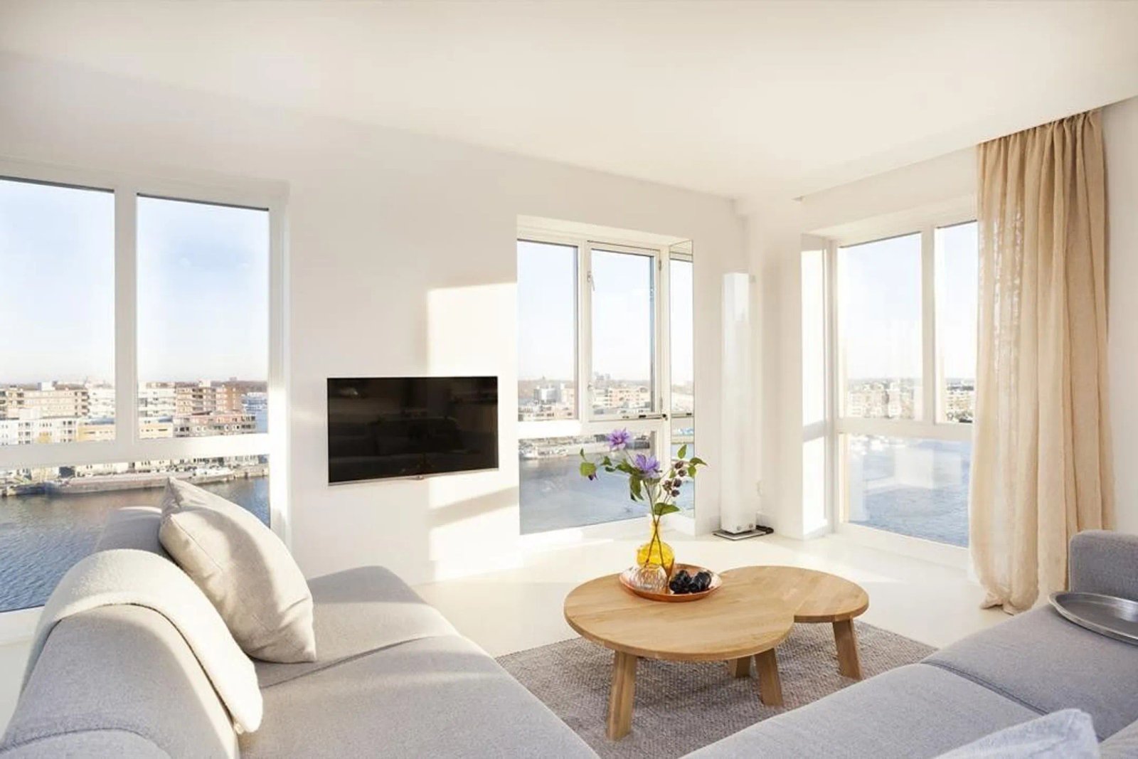f30129d8-3cbd-4425-a94e-7e59bbe2f226 Woning aan de Veembroederhof te Amsterdam
