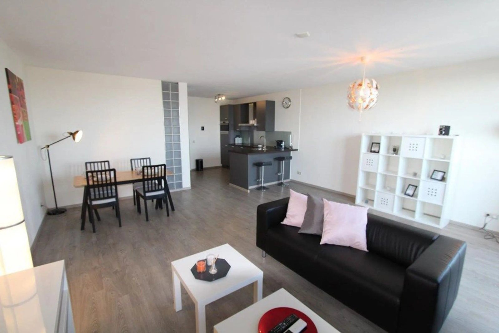 fbac3215-bd7a-4dbd-adc2-e34fdfade0d0 Woning aan de Raadhuisplein te Hoofddorp