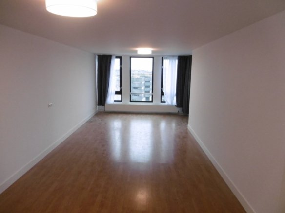 Woning aan de Pieter Calandlaan te Amsterdam