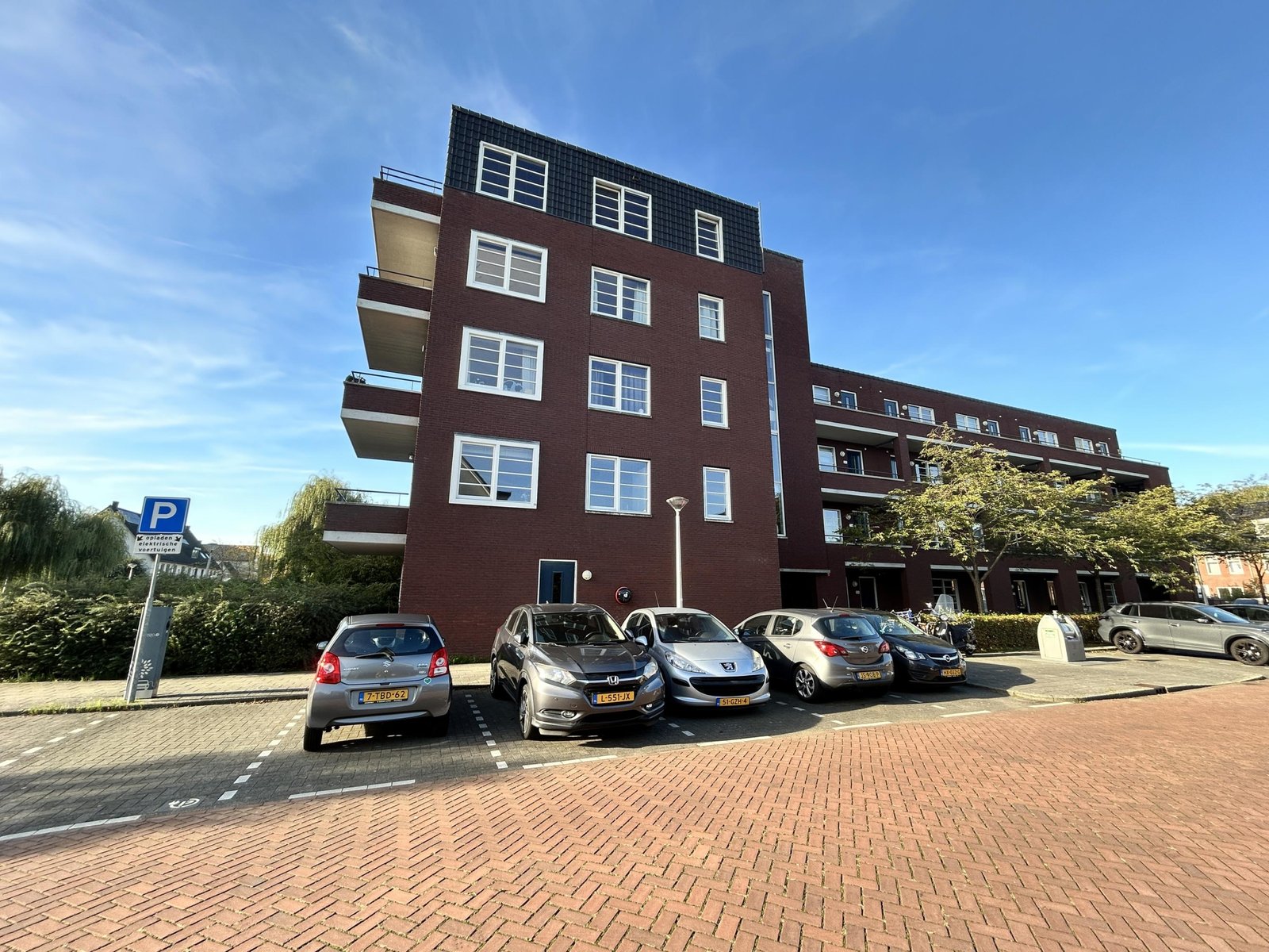 01a0fd73-b64e-70ae-8855-f8e2fbf10753 Woning aan de Westhove te Amstelveen