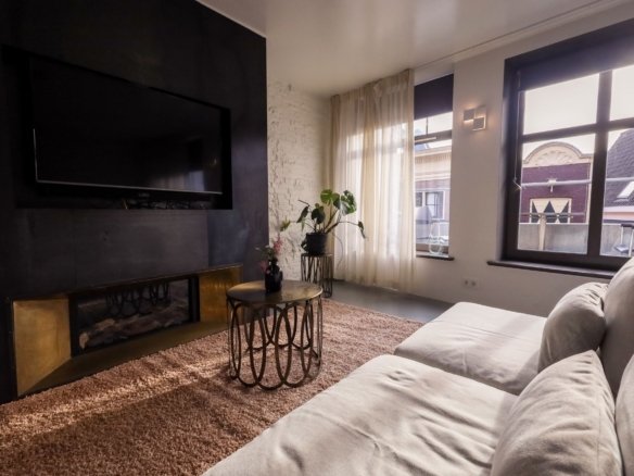Woning aan de Warmoesstraat te Amsterdam
