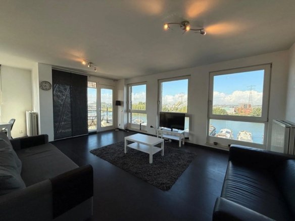 Woning aan de Cas Oorthuyskade te Amsterdam