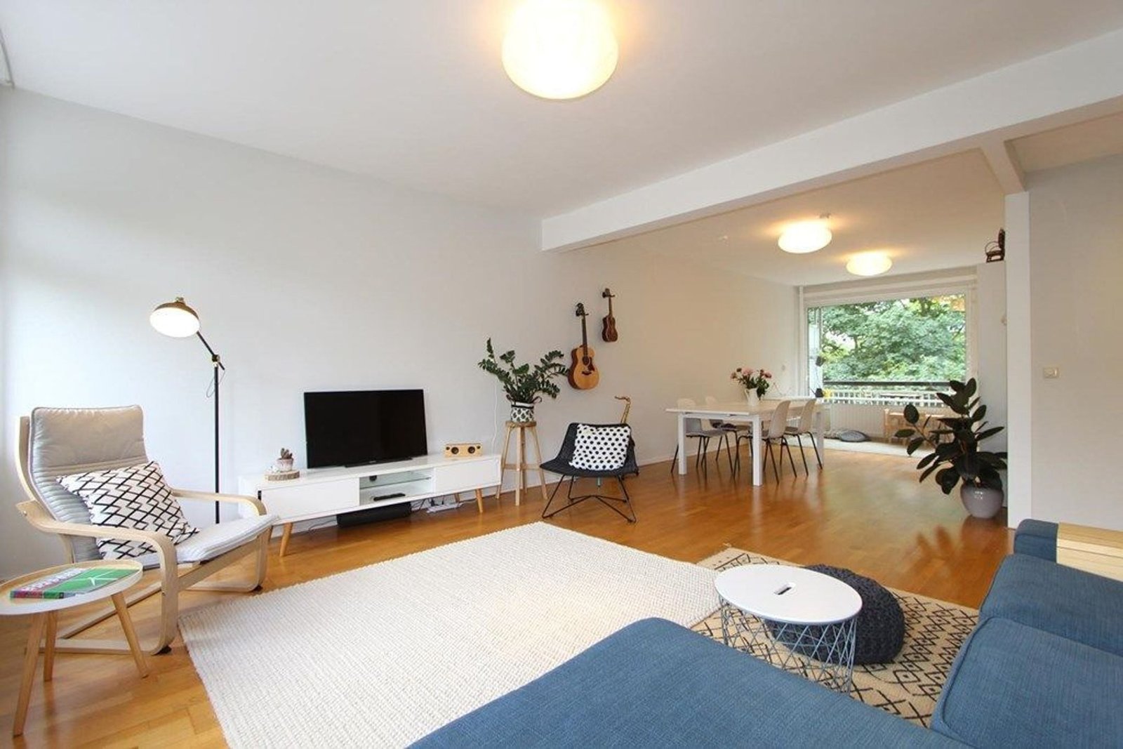 Woning aan de Van Nijenrodeweg te Amsterdam